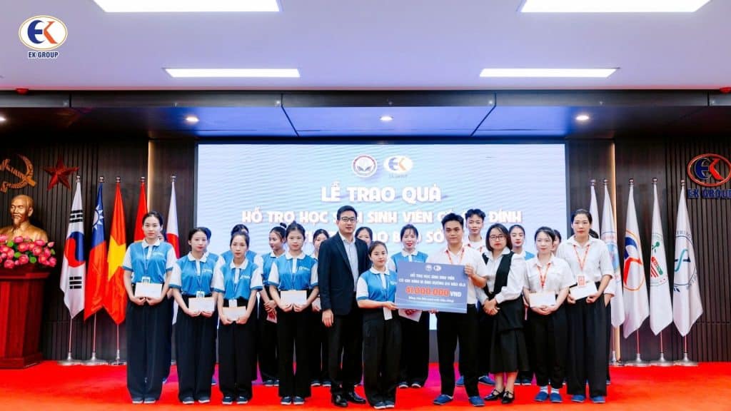 chương trình trao yêu thương tiếp sức học viên vùng lũ 2