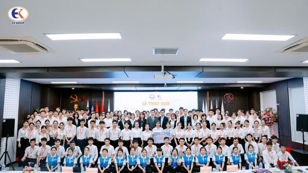 chương trình trao yêu thương tiếp sức học viên vùng lũ 5