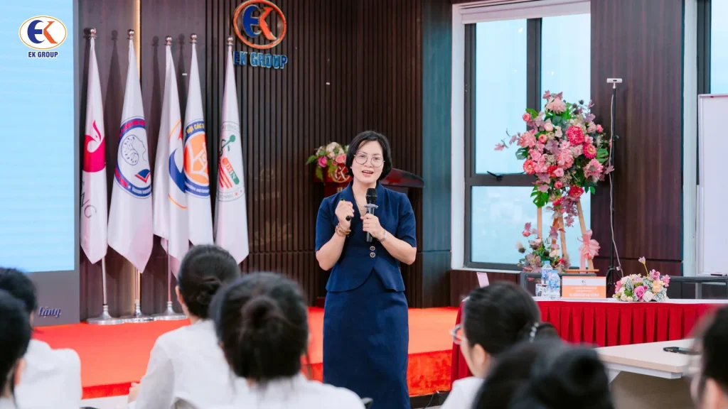 Chương trình ngoại khoá "Quản lý tài chính cá nhân" tại EK GROUP
