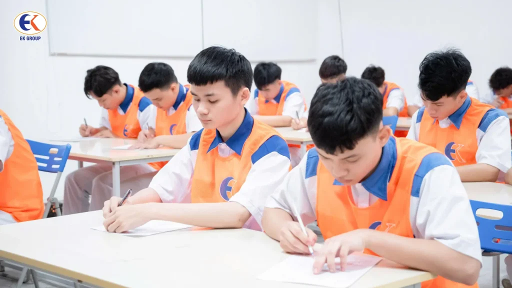 Hình ảnh thi tuyển đơn hàng 36 ứng viên nam tại Lạc Trung