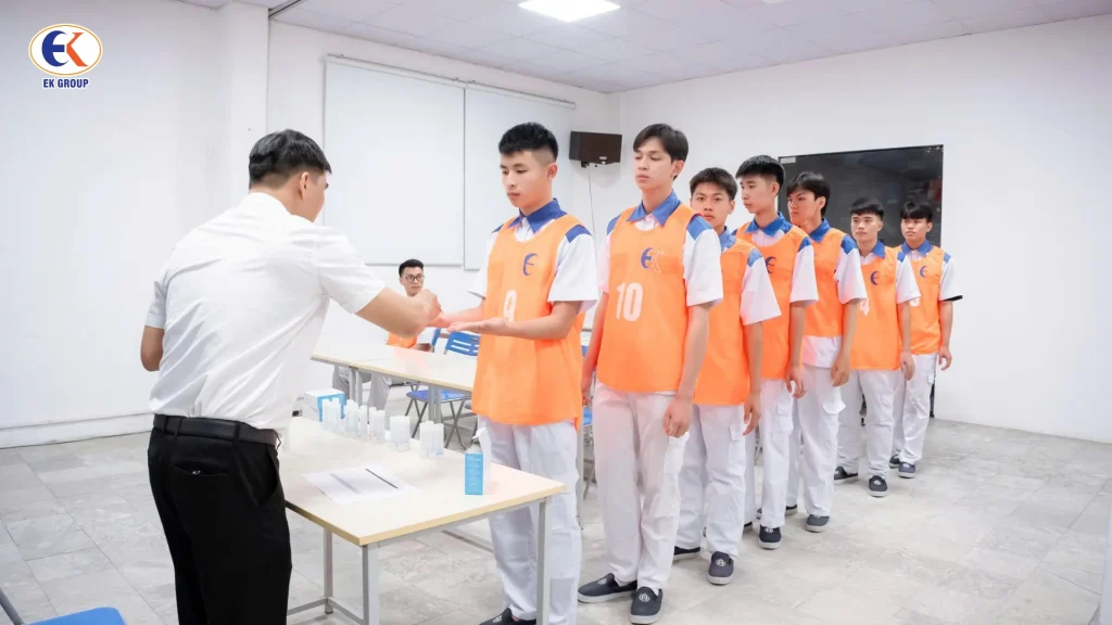 Hình ảnh thi tuyển đơn hàng 36 ứng viên nam tại Lạc Trung