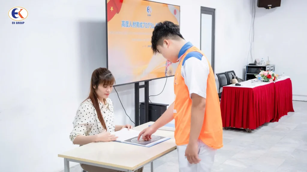 Hình ảnh thi tuyển đơn hàng 36 ứng viên nam tại Lạc Trung