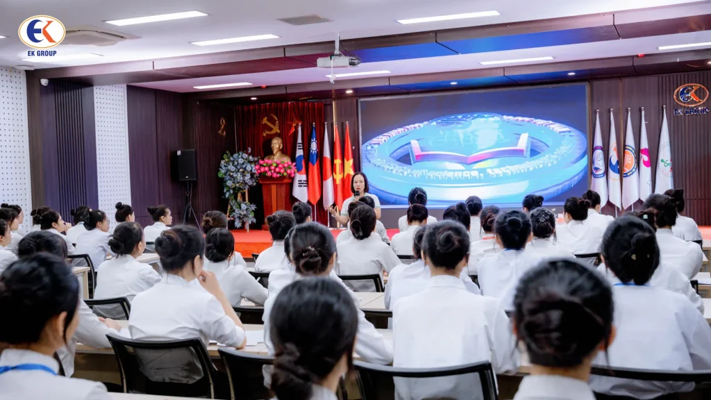 EK GROUP tổ chức chương trình đào tạo ngoại khoá giáo dục giới tính và sức khỏe sinh sản 