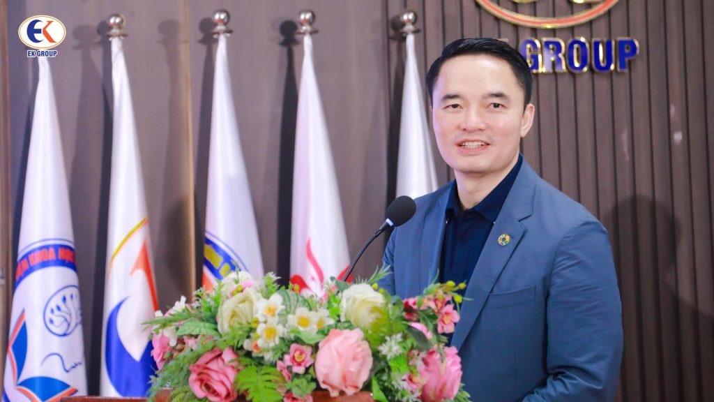 ông Nguyễn Thành Kính – Chủ tịch Hội đồng quản trị EK GROUP đã có những chia sẻ và định hướng dành cho các học viên trước khi xuất cảnh.