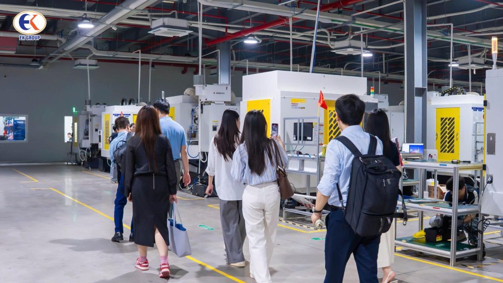 EK thăm và làm việc với đối tác, nhà máy nơi sinh viên chương trình du học nghề Trung Quốc thực tập